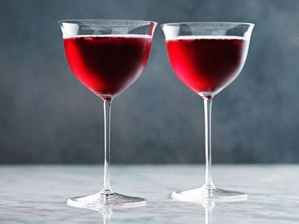Nelson's blood-a cocktail with champagne and port