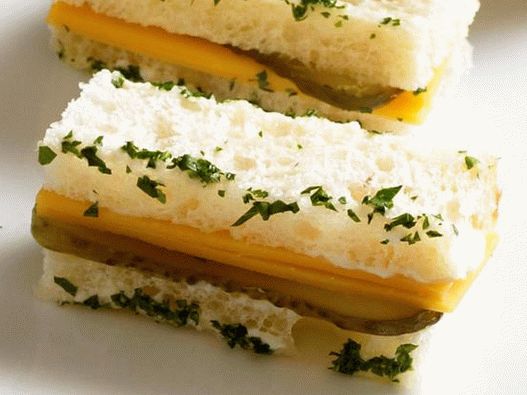 31. Sandwich with cheddar and pickled cucumber