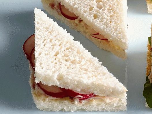 38. Sandwich with radishes and anchovies