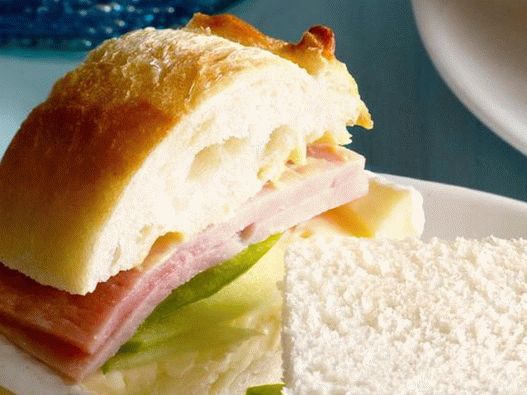 2. Sandwich with ham, apple and brie cheese