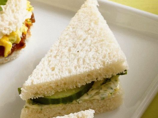 3. Sandwich with butter and cucumber