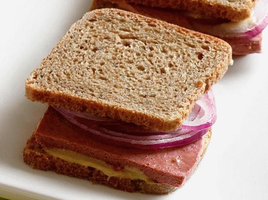 19. Onion and liver sausage sandwich