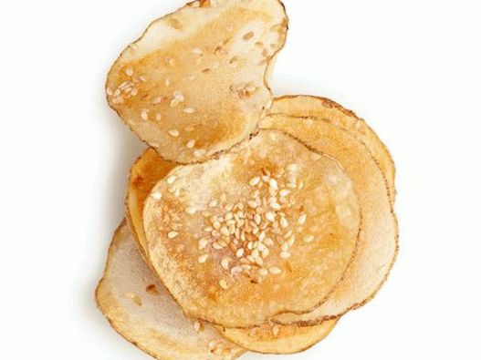 Potato chips with sesame seeds