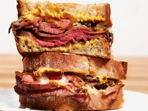 Panini roast beef with onions