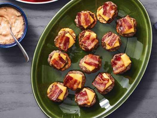 32. Mini cheeseburgers with potatoes