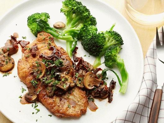 No. 46: Fried chicken in a pan with mushroom sauce