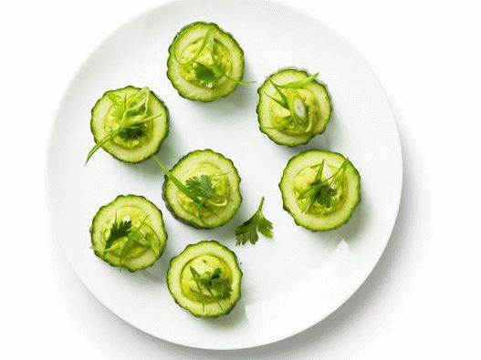 Cucumber glasses with spicy avocado