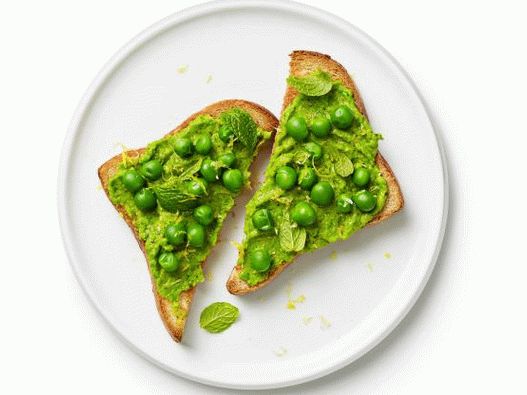 Toasts with green peas and mint
