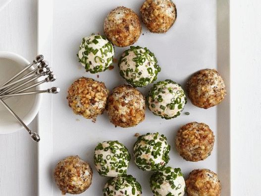 18. Cheese balls with figs and nuts.