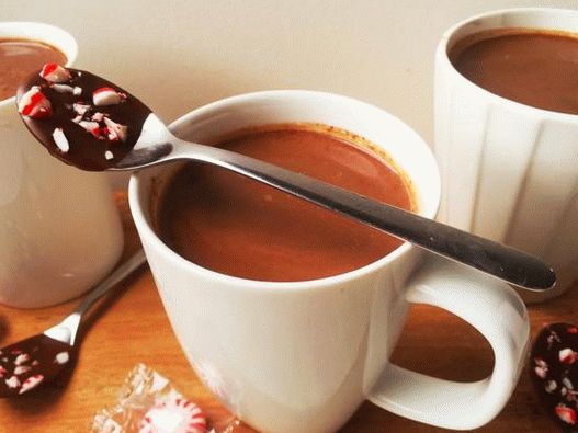Spoons in chocolate with mint sweets