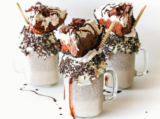 Milkshake with chocolate cream cake