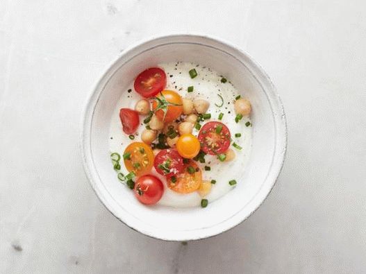 With chickpeas: chickpeas, cherry tomatoes, cereal salt and chives