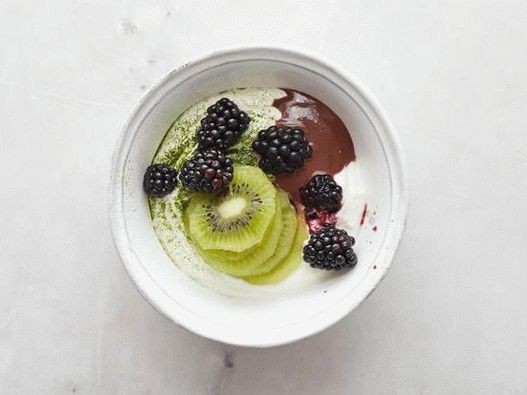 A boost of vigor: matcha, chocolate sauce with raw cocoa, kiwi and blackberry