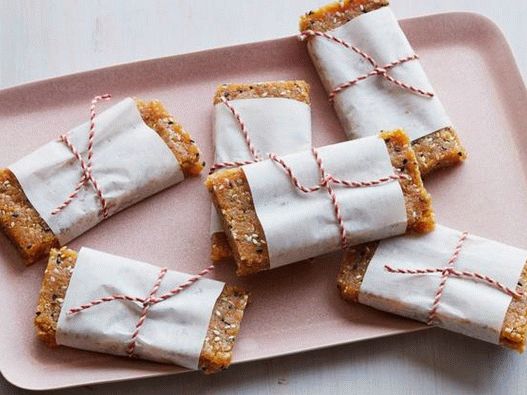 Energy bars with sesame seeds and dried apricots