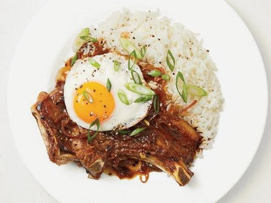 Photo Adobo from natural pork cutlets with garlic rice