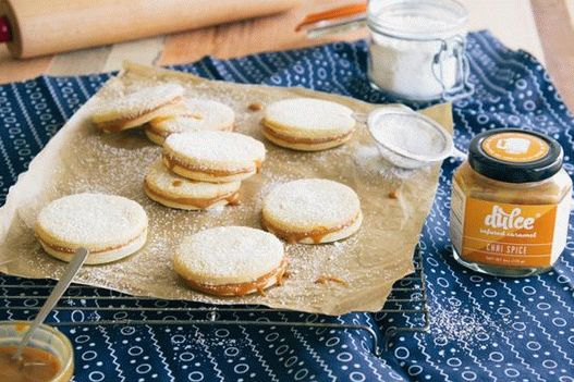 Photo Alfahor - a sandwich-cookie with a caramel layer