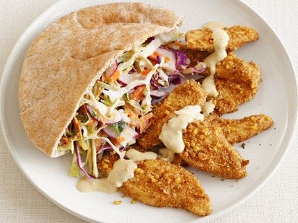Photo Arabian sandwiches with chicken falafel and cabbage salad