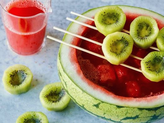 Photo Watermelon punch with limoncello with a glass of kiwi