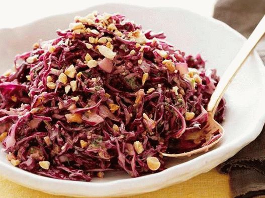 Photo Asian red cabbage salad with peanuts