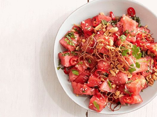 Photo Asian salad with watermelon