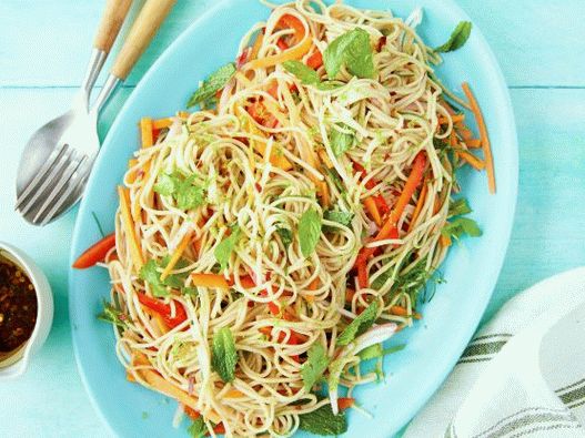 Photo Asian salad with buckwheat noodles
