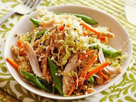 Photo Asian Salad with Chicken and Quinoa