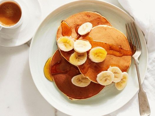 Photo Banana pancakes on sour cream