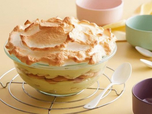 Photo of a Banana Pudding in the Oven with Cookies