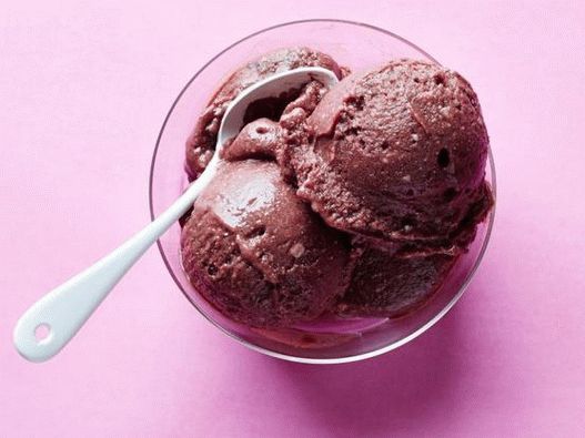 Photo Banana sorbet with acai puree