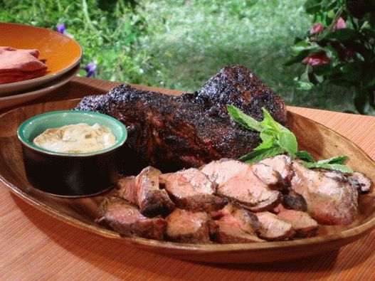 Grilled lamb leg baked with curry crust and pomegranate raita