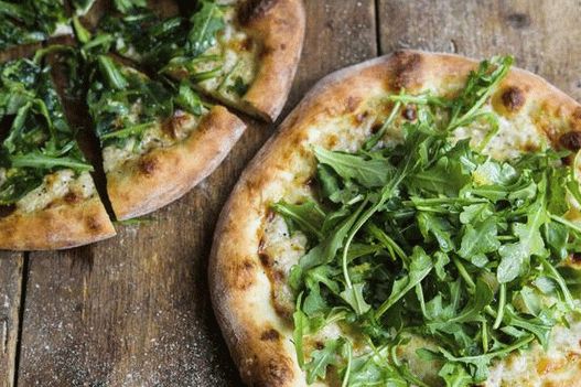 Photo White pizza with arugula