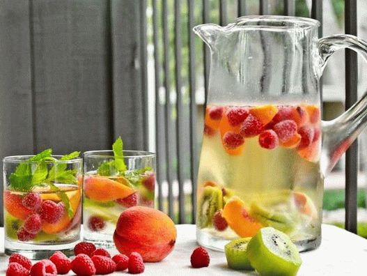 Photo White sangria from fruit wine