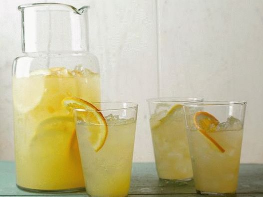 Photo White sangria with citruses