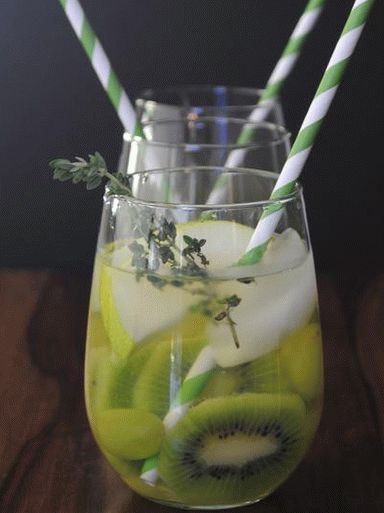 Photo White Sangria with Kiwi