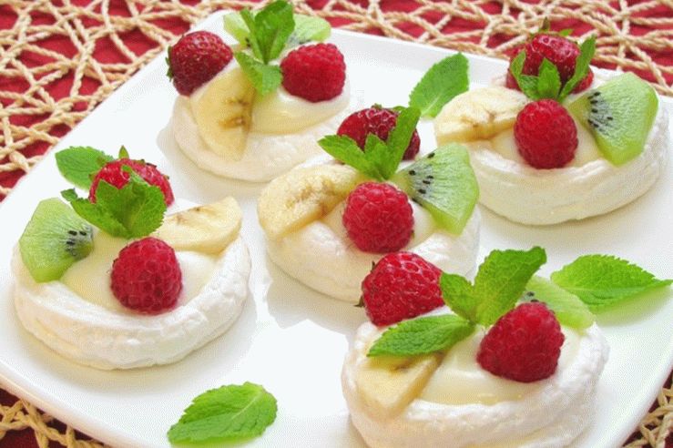 Meringue with cream and fruit