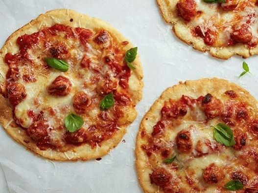 Photo Gluten-free portioned pizza with turkey meatballs