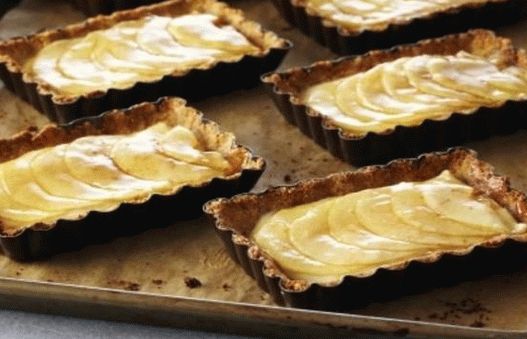Photo Gluten-free tart with apple and date filling