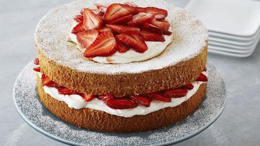 Photo Sponge cake with strawberries and cream