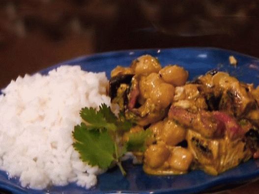 Photo Fast chicken with curry and chickpeas