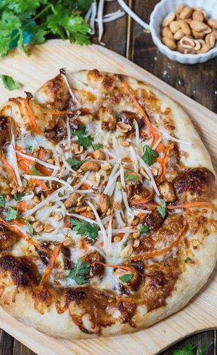 Photo Thai fast pizza with chicken and peanut sauce