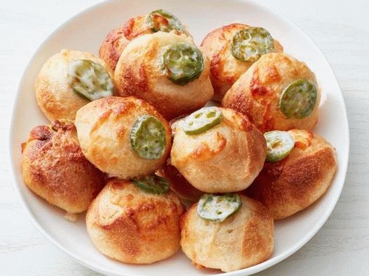 Photo Quick buns with chili pepper and cheese