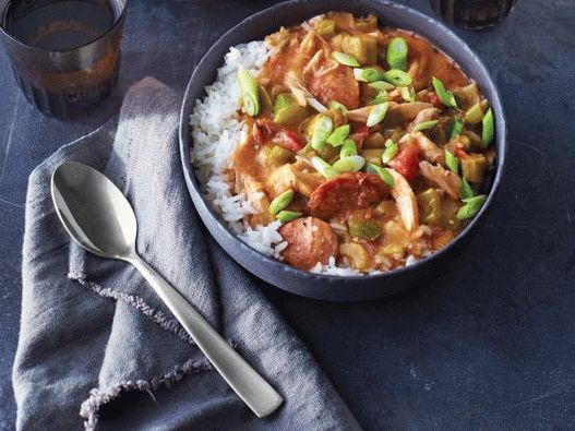 Photo Quick gumbo soup with grilled chicken