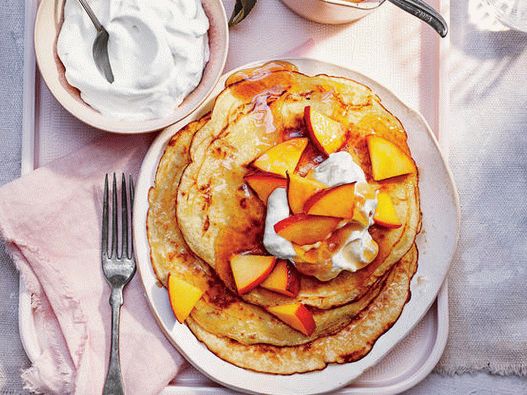 Photo Pancakes with sour cream and peaches