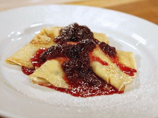 Photo Pancakes flambe with cherries and mascarpone