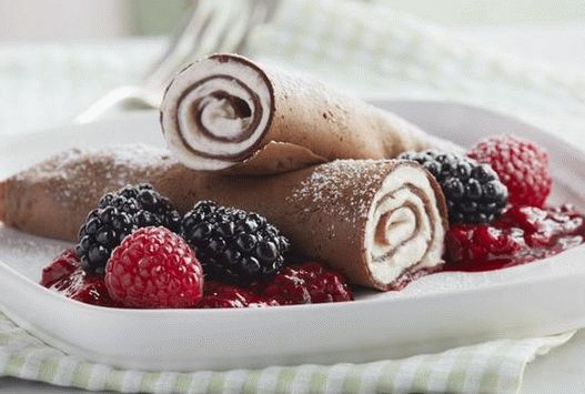 Photo Pancakes with orange-curd filling and berries
