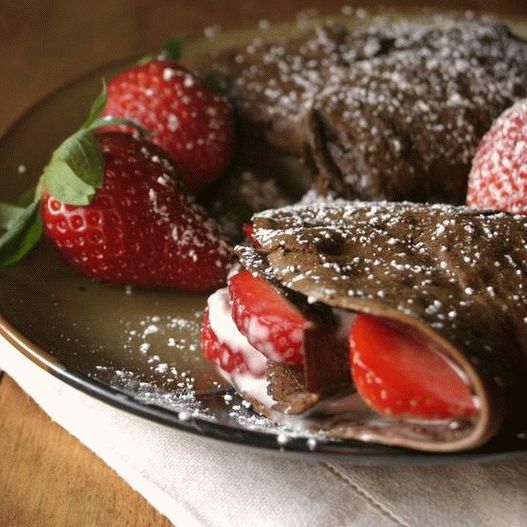 Photo Pancakes with chocolate, strawberries and caramel sauce