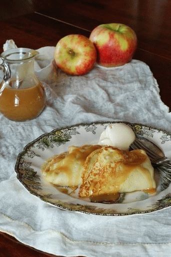 Photo Pancakes with pumpkin and apple filling and homemade ice cream
