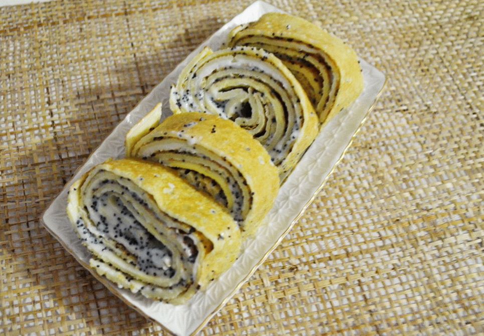 Pancake roll with poppy seeds