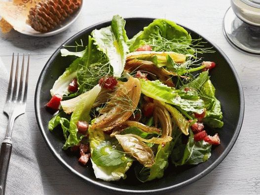 Salad with caramelized fennel and bacon for two