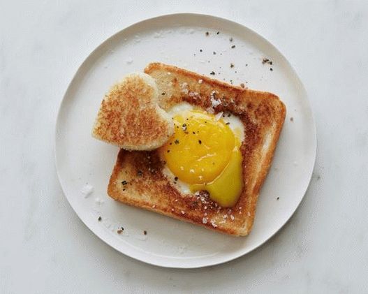 Fried egg heart with croutons